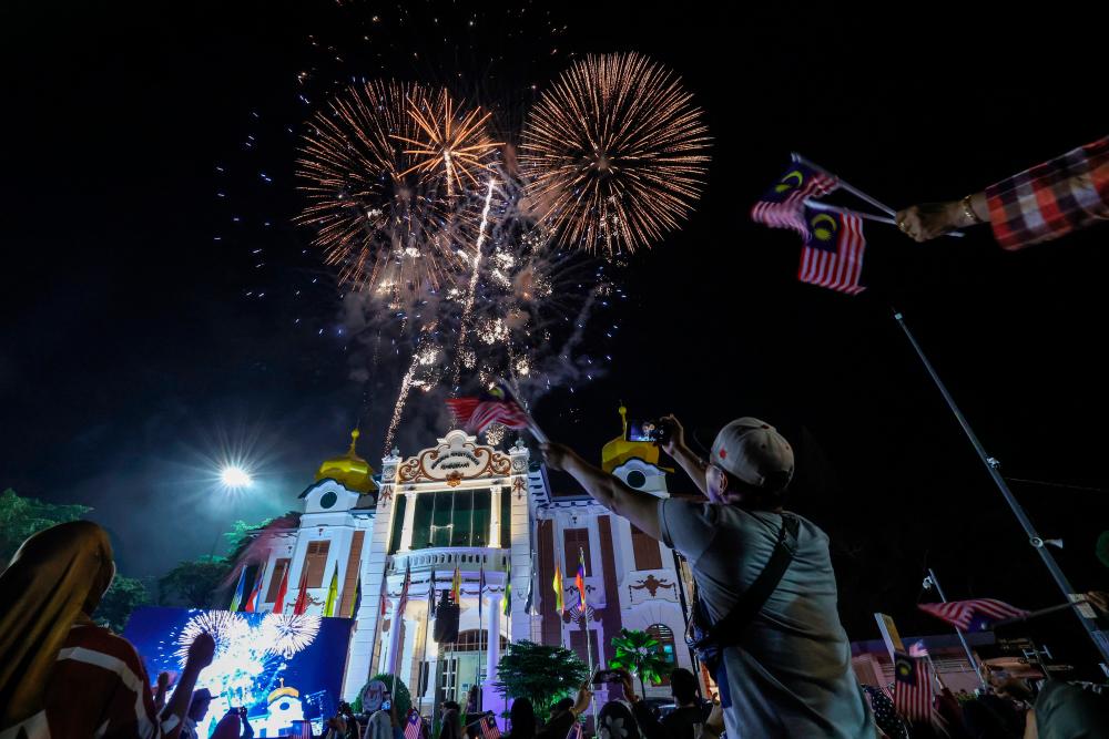 MALACCA, Sept 16 -- Sparks of fireworks enlivened the atmosphere at the Malaysia Day 2022 celebration at the A’Famosa Banda Hilir Independence Declaration Memorial Square last night. BERNAMAPIX