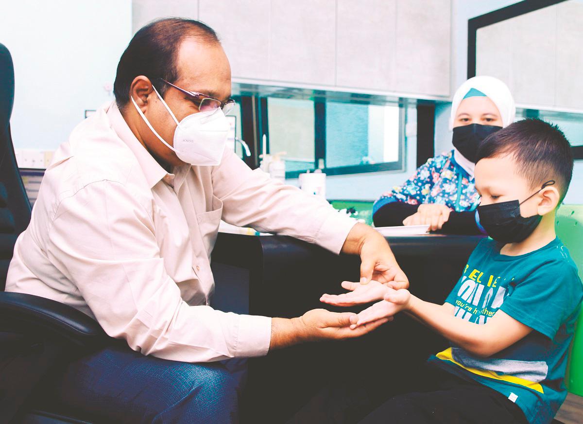 Thirunavukarasu recommended funding preventive screenings in private clinics and outsourcing health checks for civil servants, university entrants and national immunisation programmes to private GPs. – MASRY CHE ANI/THESUN