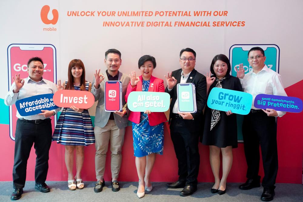 Lee (fourth from left) and U Mobile Digital Financial Services head Albert Loo at the launch event. SUNPIX by NORMAN HIU