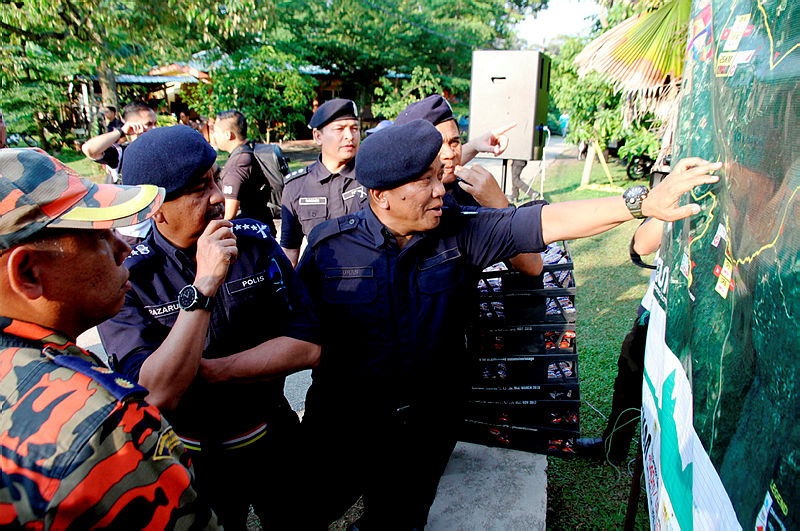 Perak police chief Datuk Razarudin Husain @ Abd Rasid (C) listens to the briefing on the search and rescue operation, by state CID chief SAC Yahya Abd Rahman, at Kampung Pintu Padang, Gopeng, on April 13, 2019. — Bernama