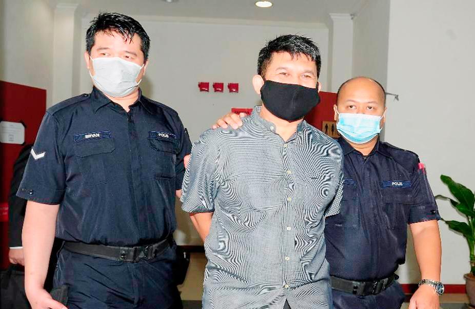 Mohd Azhar Che Mat Dali (middle) was charged again in the Sessions Court today.-Bernama