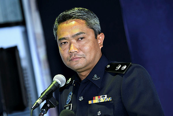 Kajang deputy police chief Supt Mohd Sabri Abdullah speaks to the media on issues related to the Semenyih by-election at the Kajang police headquarters on Feb 22, 2019. — Bernama