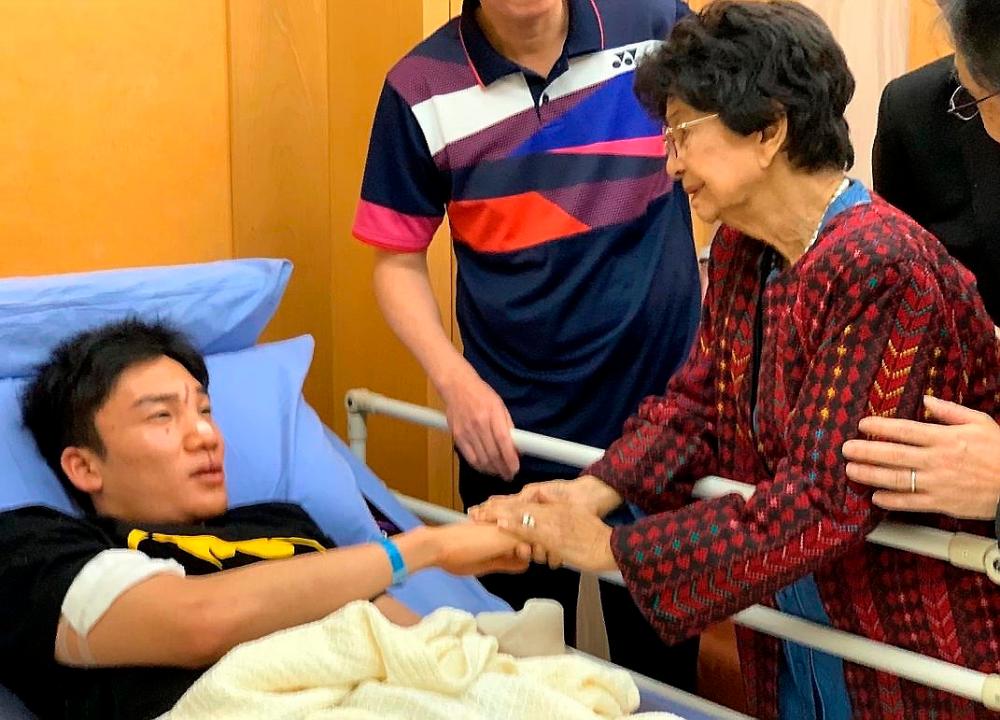 The Prime Minister’s wife Tun Dr Siti Hasmah Mohd Ali pays a visit to world No. 1 shuttler Kento Momota who sustained injuries following an accident at the MEX Highway, on Jan 13, 2019. — Bernama