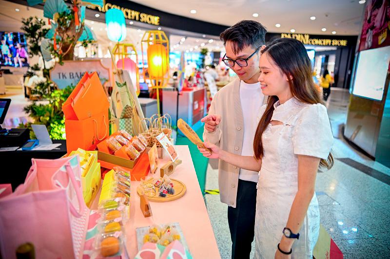 $!Mooncakes galore, from traditional flavours to modern twists.