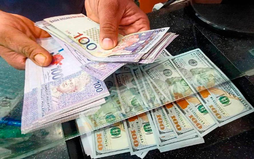 Wise advises Malaysians who send money overseas to compare the exchange rate with the mid-market rate, watch out for ‘zero-fee’ or ‘low-fee’ claims, and read the fine print. Picture for illustration only. – Bernama filepic