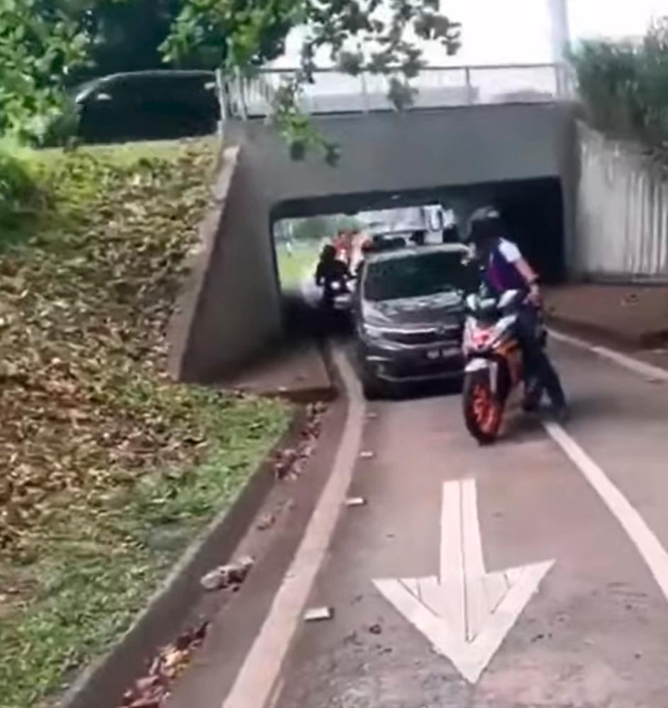 Malaysian driver got blocked on the road by angry motorcyclist