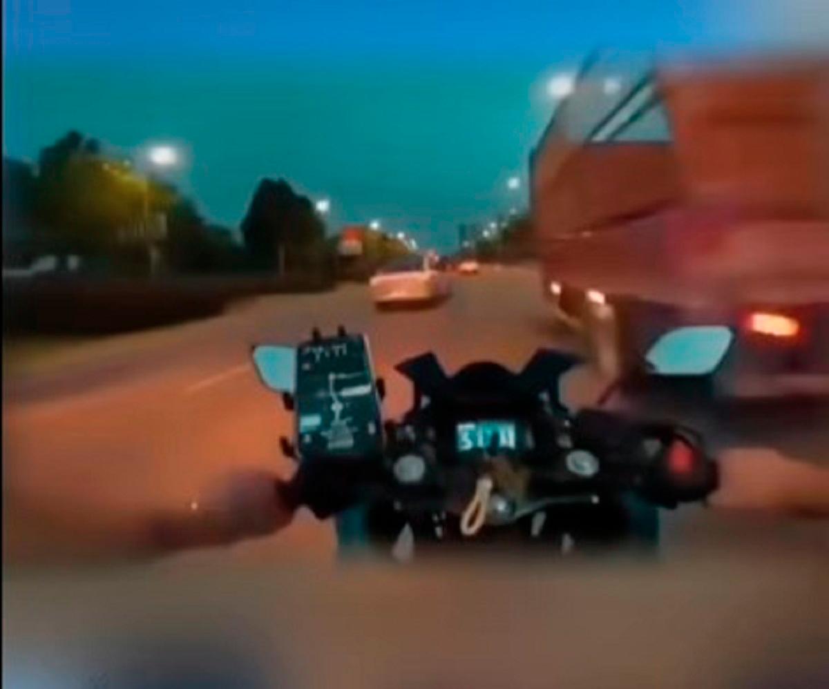 The motorcyclists as he is about to hit the metal rod protruding from the lorry. - Screenshot Virals NOW TV Facebook page
