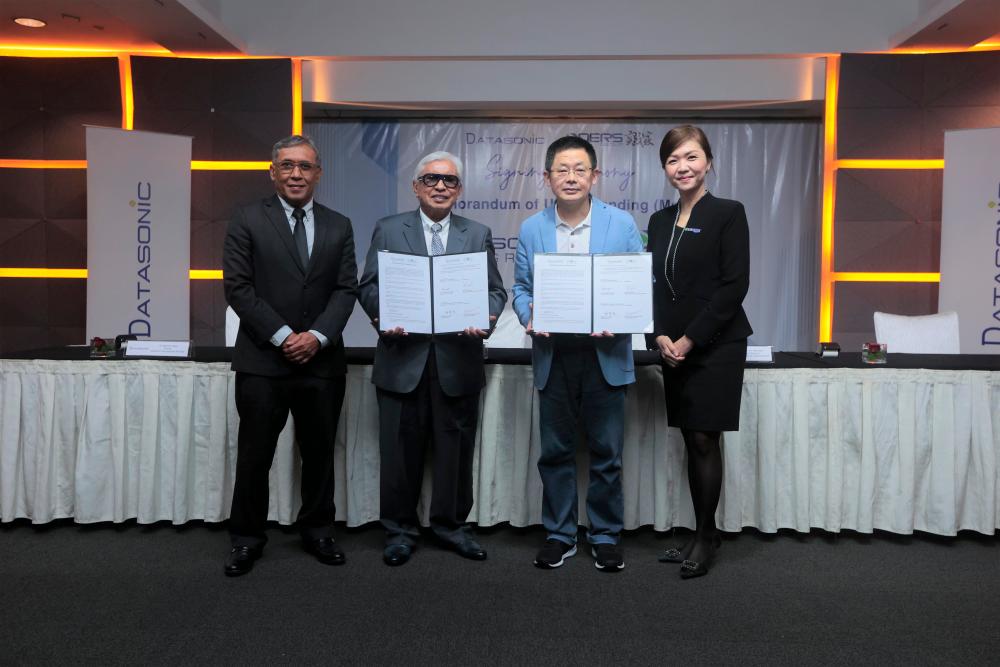 From left: Datasonic Technologies Sdn Bhd director Md Diah Ramli, Abu Hanifah, Meta Doers World group chairman Professor Willson Lin Wei-Hsien and chief operating officer Michelle Yong Ling Foung.