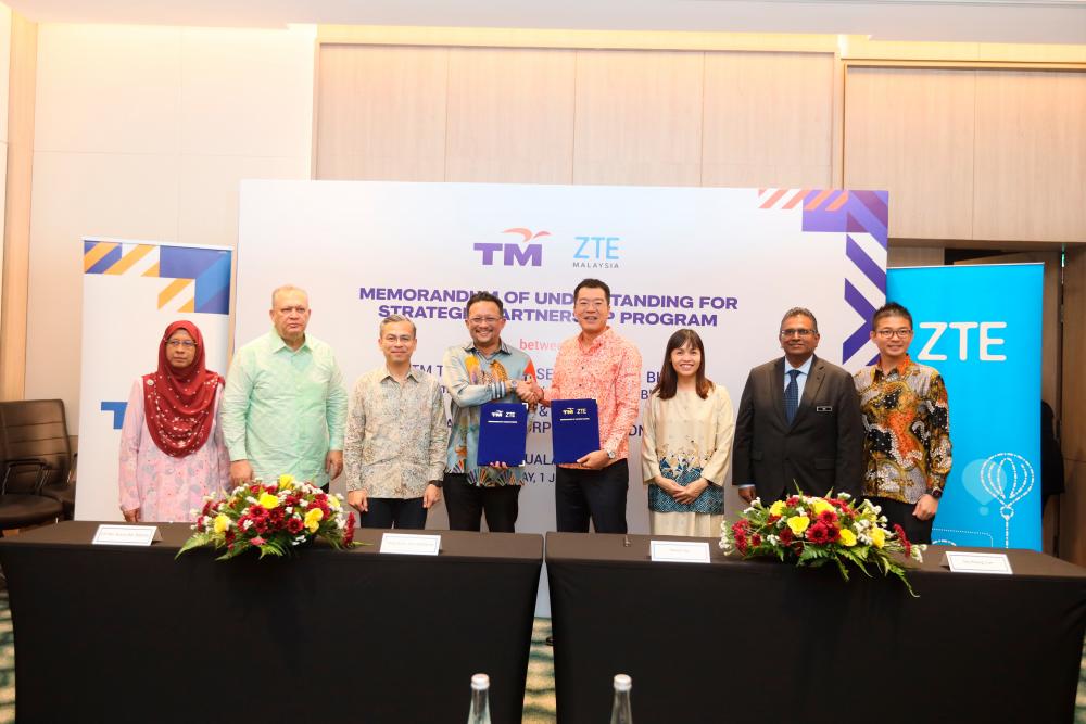 Imri Mokhtar (4th from left) and Ge (4th from right) exchanging the MoU documents, witnessed by Fahmi (3rd from left), Teo (3rd from right), Mohamad Salim and MA. Sivanesan Marimuthu, Deputy Secretary General, Ministry of Communications and Digital (2nd from right).