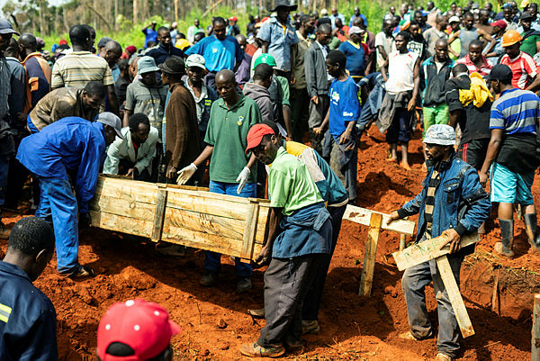 Popel carry coffins as mourners attend multiple burials at the Chimanimani Heroes Acre on March 18, 2019 in Chimanimani, eastern Zimbabwe, after the area was hit by the cyclone Idai. — AFP