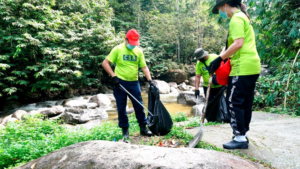 $!MR D.I.Y. Group Chairman, Dato’ Azlam Shah Alias (left) participating in the clean-up activities together with volunteers.