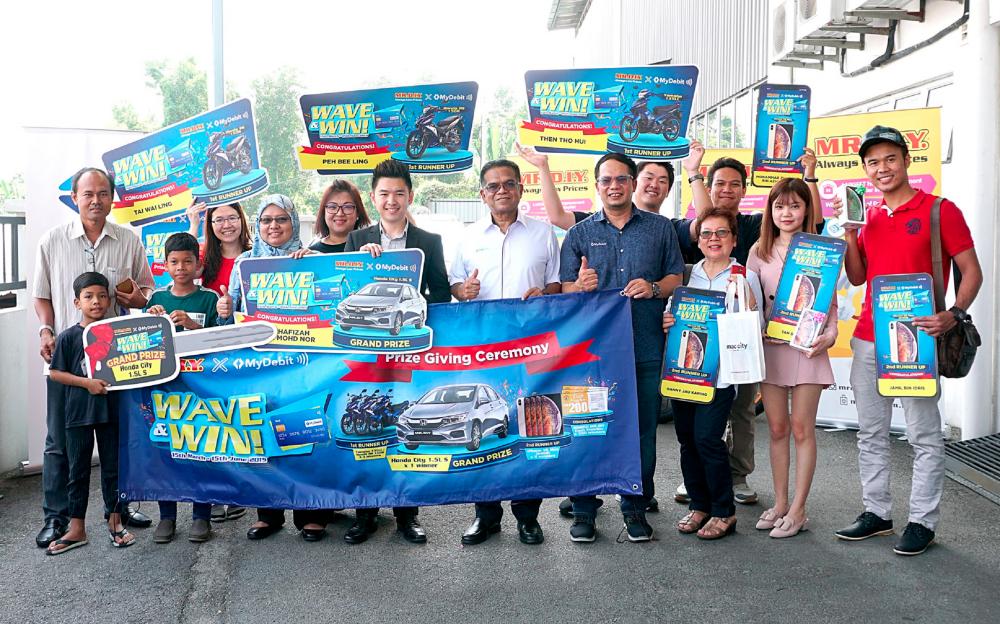 MR.D.I.Y.’s assistant manager (Advertising &amp; Promotion) Owen Yu (front row, fourth from left) with the lucky winners.