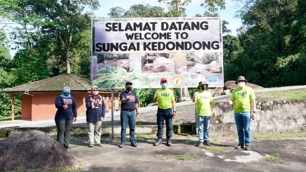MR D.I.Y. Group and MPHS representatives officiating the event and inaugurating the welcome signboard at Sg. Kedondong, Batang Kali.