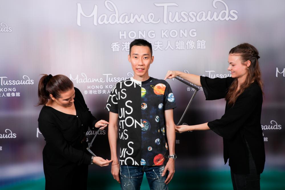 Madame Tussauds Hong Kong team carefully taking measurements of Lee Chong Wei to ensure close resemblance. - Madame Tassauds Hong Kong