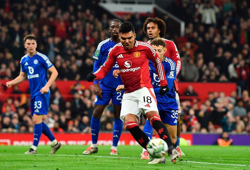 $!Manchester United's Casemiro scores their fourth goal. - REUTERS/Peter Powell