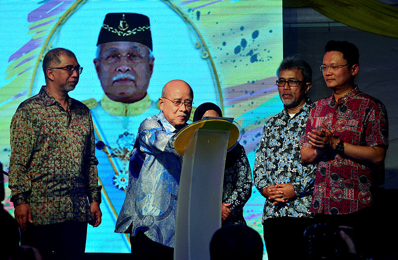 Deputy Minister of Tourism Muhammad Bakhtiar Wan Chik (L) watches as Penang Governor Tun Abdul Rahman Abbas (C) lauches the Balik Pulau 2019 Festival, on July 21, 2019. — Bernama