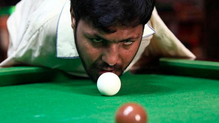 (video) Born without arms, plenty of moxie, Pakistani man masters snooker