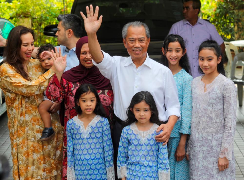 Tan Sri Muhyiddin Yassin poses for a photograph with his family members, at his home in Bukit Damansara, on March 3, 2020. — Sunpix by Asyraf Rasid