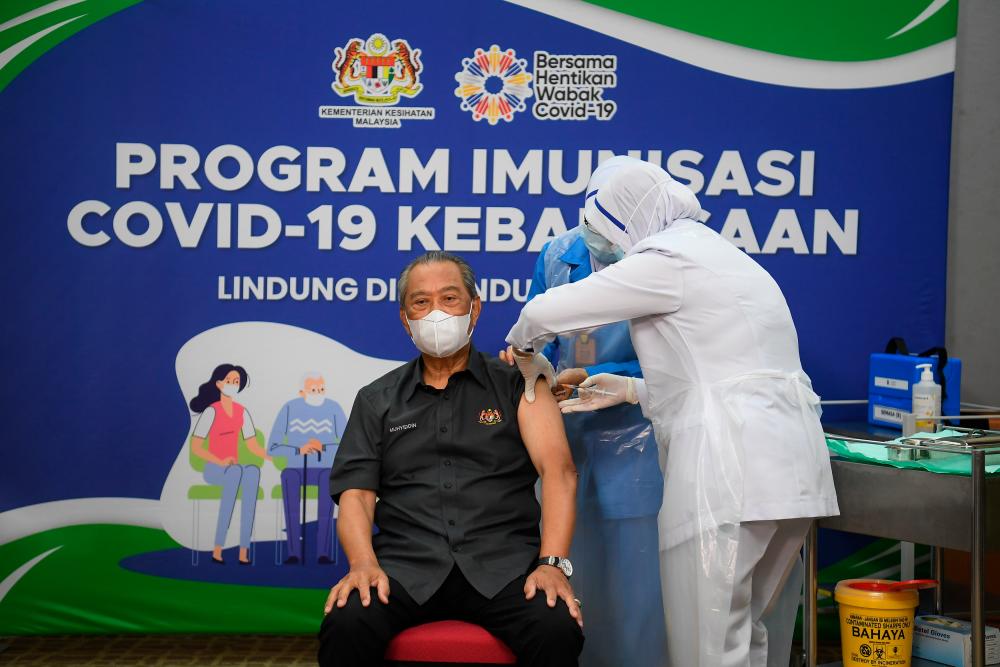 Prime Minister Tan Sri Muhyiddin Yassin is ready to receive the second dose Pfizer-BioNTech Covid-19 vaccine at the Putrajaya Health Clinic in Precinct 18, today. — Bernama