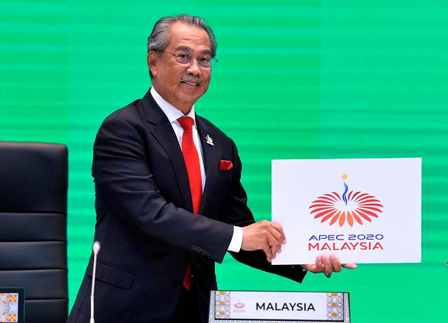 Prime Minister Tan Sri Muhyiddin Yassin during a photo session for adoption of the 2020 Kuala Lumpur declaration and handover of chairmanship to New Zealand during Asia Pacific Economic Cooperation (Apec) Economic Leaders’ Meeting (AELM) last night.-Bernama