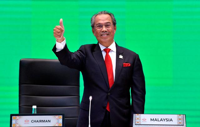 Prime Minister Tan Sri Muhyiddin Yassin after a photo session for adoption of the 2020 Kuala Lumpur declaration and handover of chairmanship to New Zealand during Asia Pacific Economic Cooperation (APEC) Economic Leaders’ Meeting (AELM) last night.-Bernama