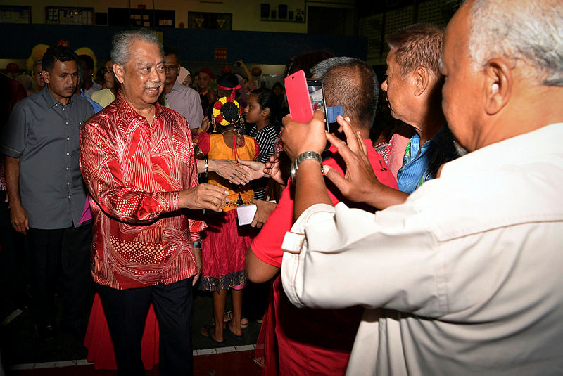 Home Minister Tan Sri Muhyiddin Mohd Yassin greets guests at a 2019 Chinese New Year celebration at the Pagoh parliamentary level, here last night. — Bernama