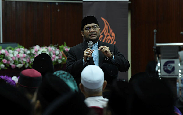 Minister in the Prime Minister’s Department Datuk Seri Dr Mujahid Yusof delivers a speech at the Islam Rahmatan Lil Alamin Seminar and Maqasid Syariah Townhall session today. — Bernama