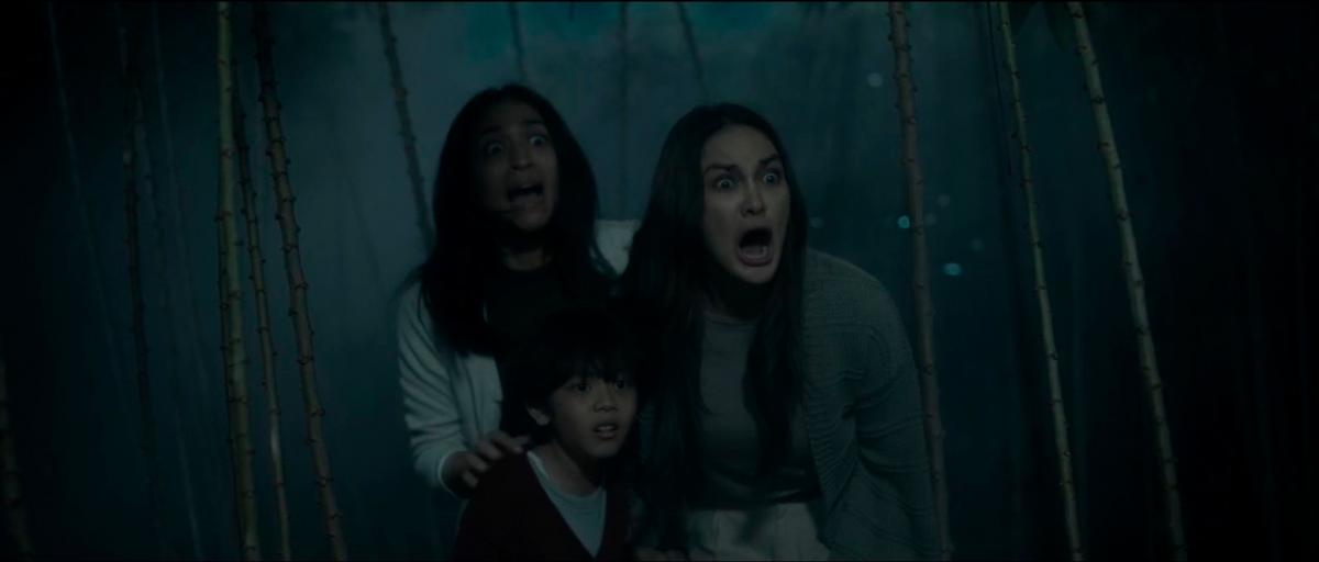 (From left) Lia (Taskya), Rama (Raffan) and Lastini (Luna Maya) tries to find help before time runs out. - IMDB $!(From left) Lia (Taskya), Rama (Raffan) and Lastini (Luna Maya) tries to find help before time runs out. - IMDB