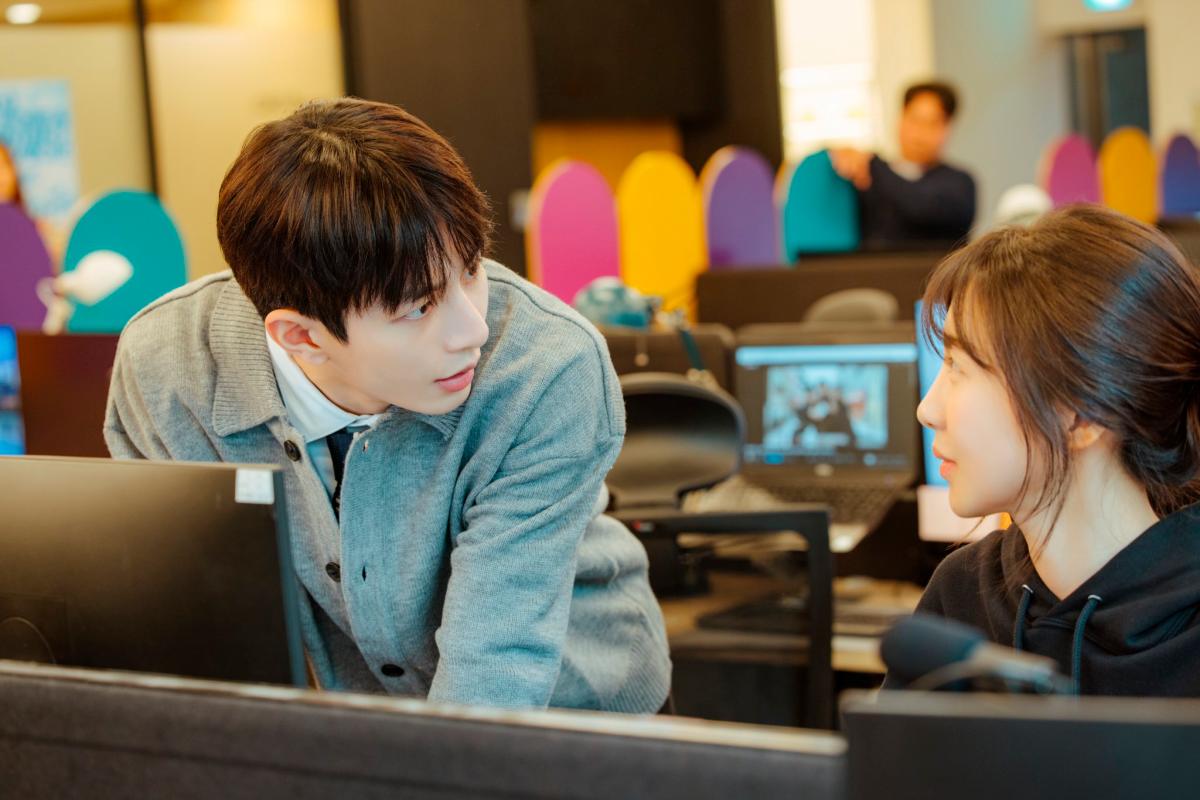 (Left) Woo-jin (Choi) tries to uncover what is beneath Gwanglim Station’s eerie silence. – IMDB $!(Left) Woo-jin (Choi) tries to uncover what is beneath Gwanglim Station’s eerie silence. – IMDB