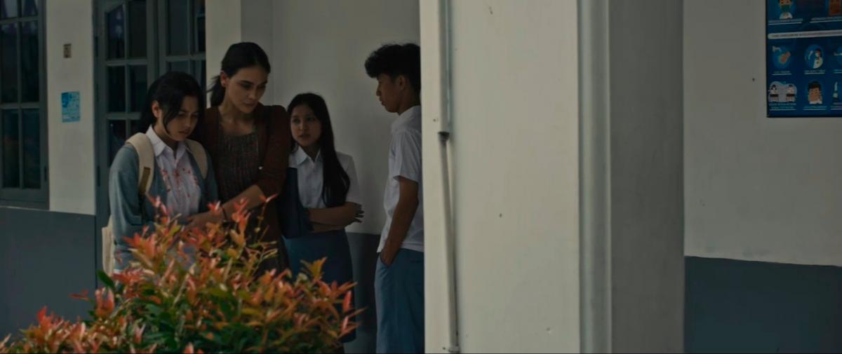 (From left) Arum (Saskia) and her mother Lastini (Luna Maya) share tenderness amid the chaos. - IMDB $!(From left) Arum (Saskia) and her mother Lastini (Luna Maya) share tenderness amid the chaos. - IMDB