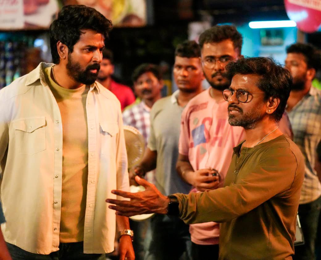 (From left) Sivakarthikeyan and director A.R. Murugadoss prep for an intense emotional scene. $!(From left) Sivakarthikeyan and director A.R. Murugadoss prep for an intense emotional scene.