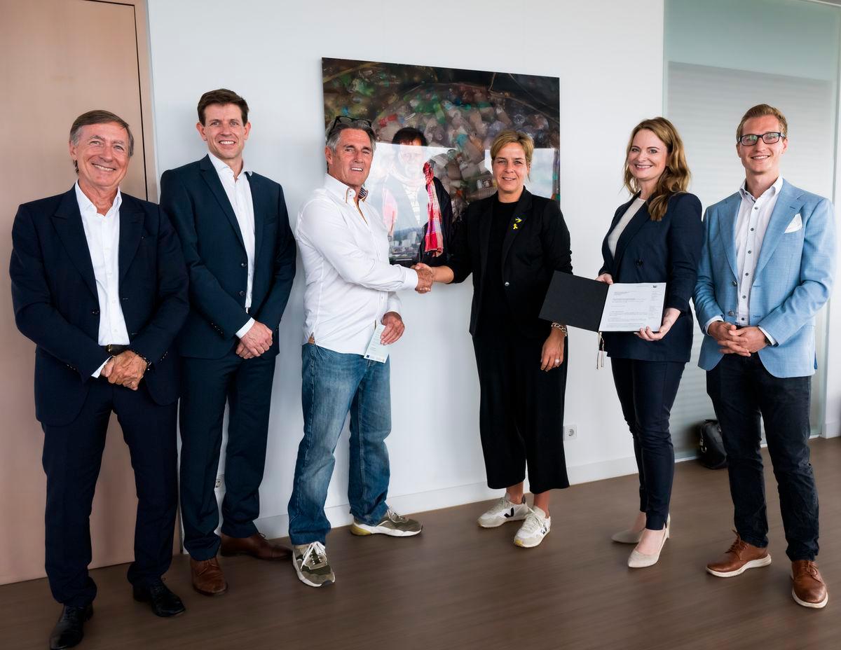 Pictured (from left to right): Thomas Tochtermann (Chairman of the Board, matterr), Benjamin Rump (COO, matterr), Wolfgang K. Hoever (Founder/Board, cooldown°earth), Mona Neubaur (Minister for Economic Affairs, Industry, Climate Protection and Energy of the State of North Rhine-Westphalia), Melanie Hackler (CEO, matterr), Jan Rückold (Head of Finance, matterr)