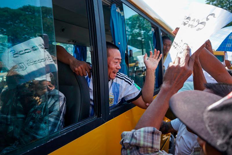 A released prisoner waves from a bus carrying freed inmates out of Insein prison on Myanmar’s Independence Day in Yangon on January 4, 2025. Myanmar's embattled junta government on January 4 said it would release almost 6,000 prisoners as part of an annual amnesty to mark the country's independence day. - AFPpix