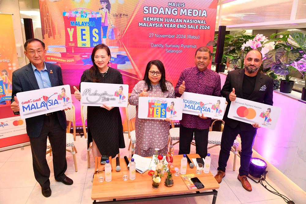 Yasmeen (centre) and other VIPs at the launch of MYES 2024.