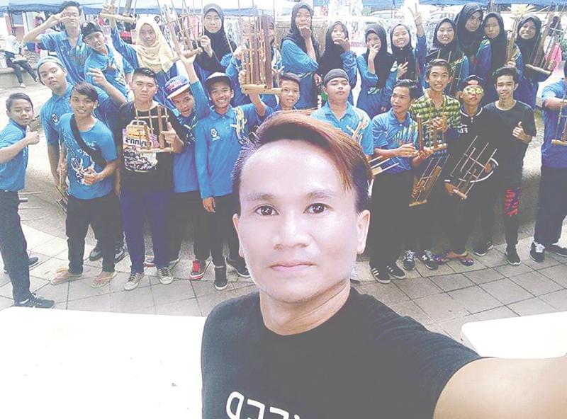 Herman taking a wefie with students from his sign language class.