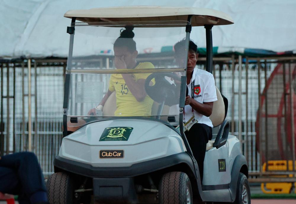 YANGON, Dec 21 -- National player Ahmad Khuzaimi Piee was taken out after suffering an injury during the AFF Mitsubishi Electric Cup 2022 Group B football match between Malaysia and Myanmar at Thuwunna Stadium yesterday. BERNAMAPIX