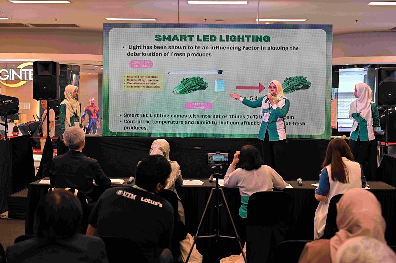 $!Students pitching their innovative ideas – that will potentially bring benefit to Lotus’s and the retail industry – to the judges during the NaSIC’24 grand finale