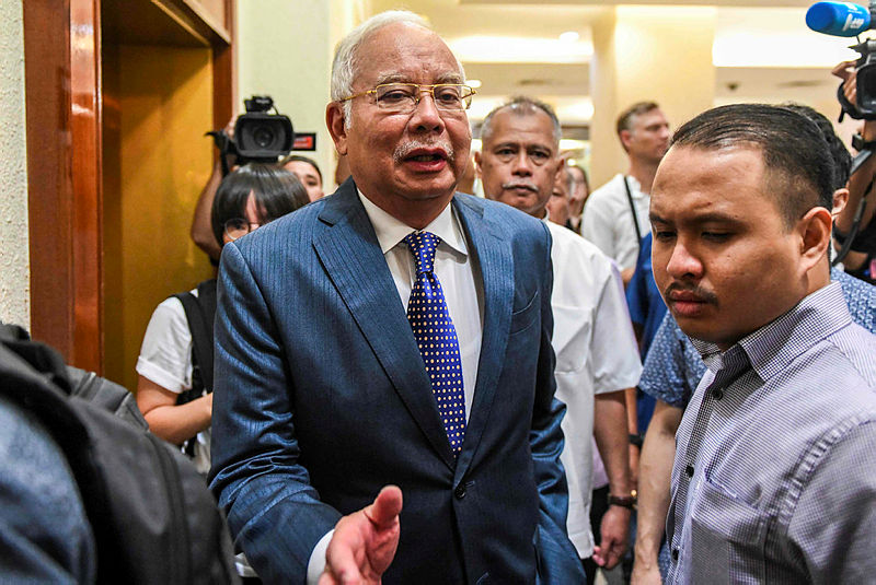 Datuk Seri Najib Abdul Razak (C) arrives at the High Court for his trial over 1MDB corruption allegations, on Aug 19, 2019. — Bernama
