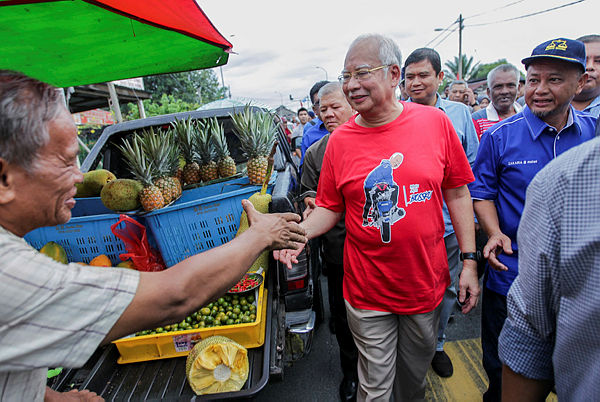 Former Prime Minister Datuk Seri Najib Razak with Semenyih BN candidate Zakaria Hanafi during a campaign event for the Semenyih by-election on Feb 20, 2019. — BBXpress
