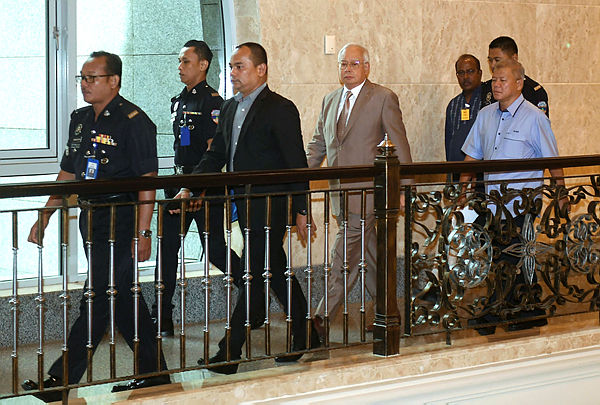 Former Prime Minister Datuk Seri Najib Abdul Razak arrives at the Federal Court. Picture from April 10, 2019. — Bernama