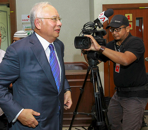 Najib arrives for second day of SRC trial