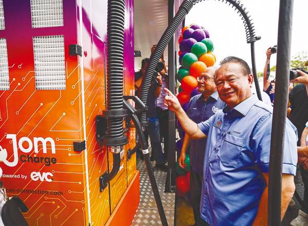 $!Works Minister Datuk Seri Alexander Nanta Linggi launching the Gentari mobile modular EV fast charging station at the Behrang Rest Stop on the North-South Expressway on Oct 17. – BERNAMAPIX