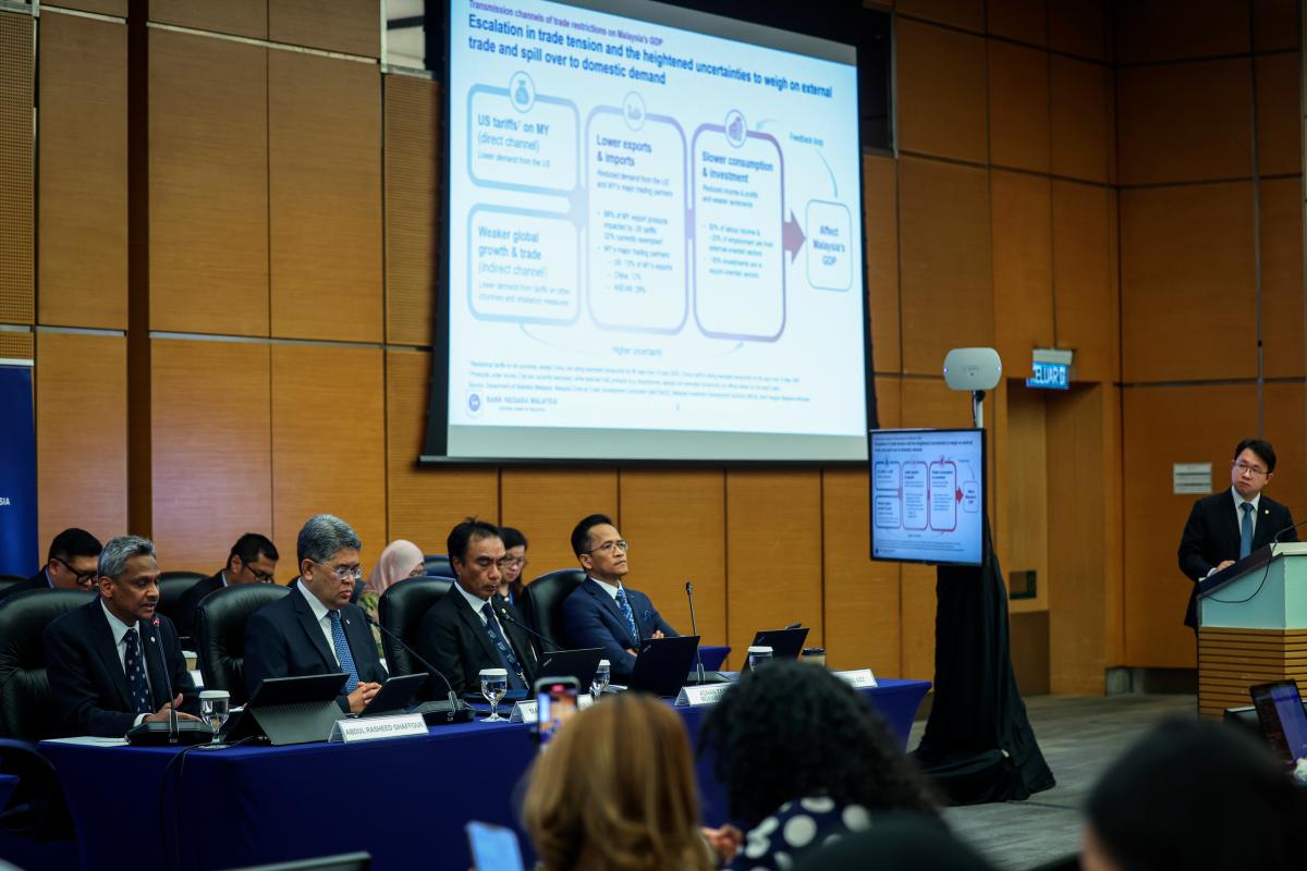 Abdul Rasheed (left) during the press conference on the Malaysian economy’s performance in the first quarter of 2025 at Sasana Kijang in Kuala Lumpur today. – Bernamapic