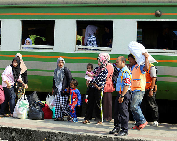 Passengers disembrak from a train in Sungai Kolok Narathiwat, on April 30, 2019. — Bernama