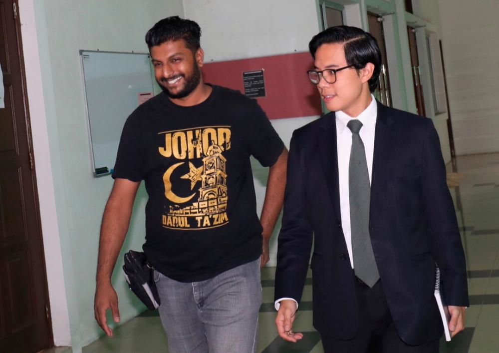 Witness R. Narresh (L) arrives at the Shah Alam Court Complex, on Feb 18, 2019. — Sunpix by Asyraf Rasid