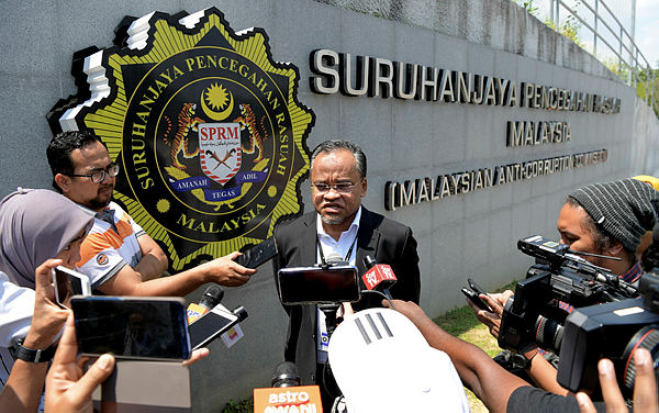Former PAS deputy president Datuk Dr Nasharudin Mat Isa speaks to members of the media after giving a statement at the MACC Headquarters in Putrajaya on Feb 8, 2019. — Bernama