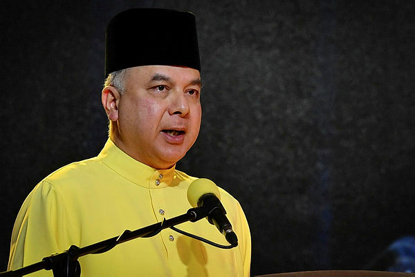 Deputy Yang di-Pertuan Agong, Sultan Nazrin Shah, announces the appointment of members of the Malacca Islamic Council (MAIM) and the Malacca Council of Syariah Court Judges and Registrars in Bandar Hilir, Malacca on Dec 7, 2018. — Bernama