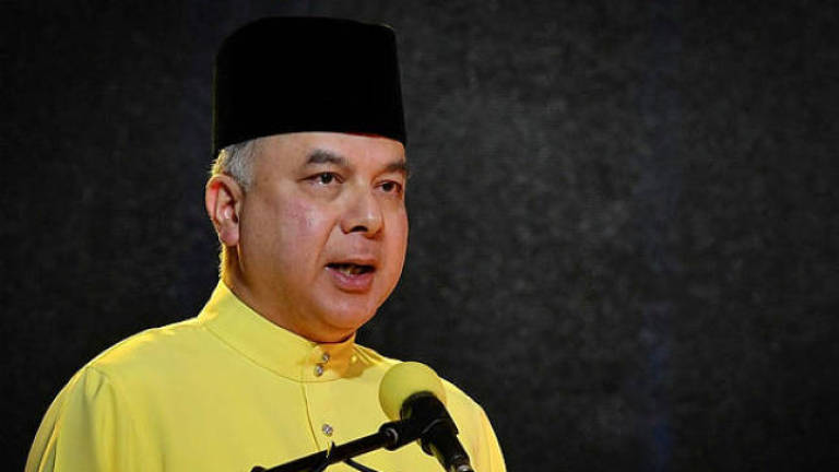 Sultan Nazrin receives business tithes from six banks