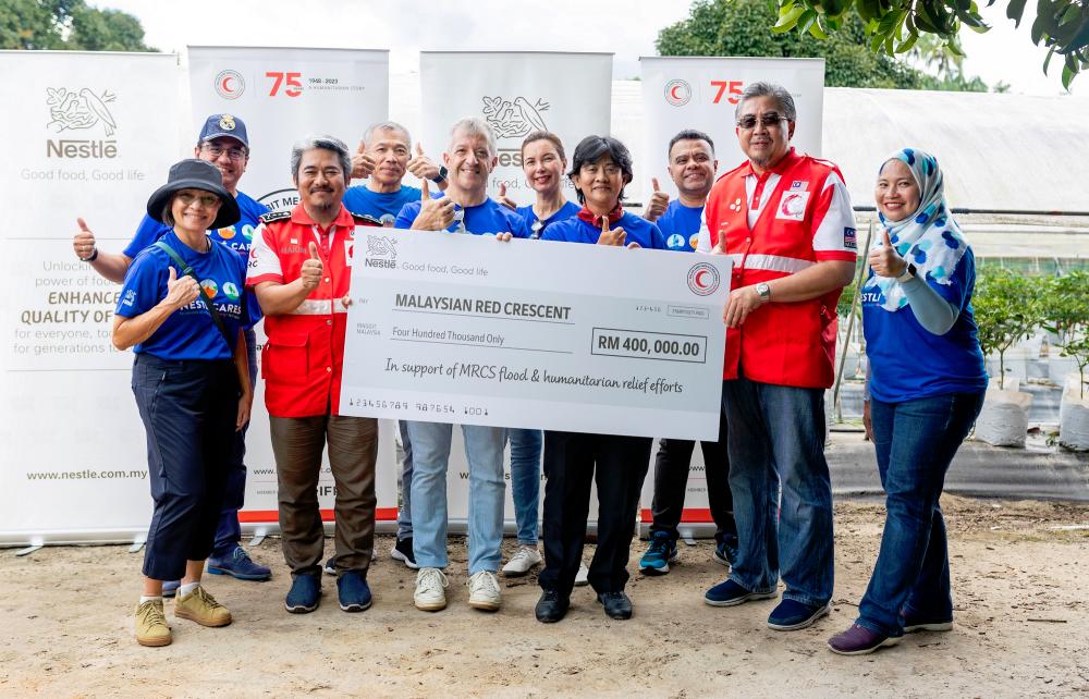 Aranols (first row, third from left) presenting a donation of RM400,000 to Malaysian Red Crescent Society chairperson Tunku Puteri Intan Safinaz Sultan Abdul Halim Mu’adzam Shah (first row, fourth from left), in aid of flood and humanitarian relief efforts.
