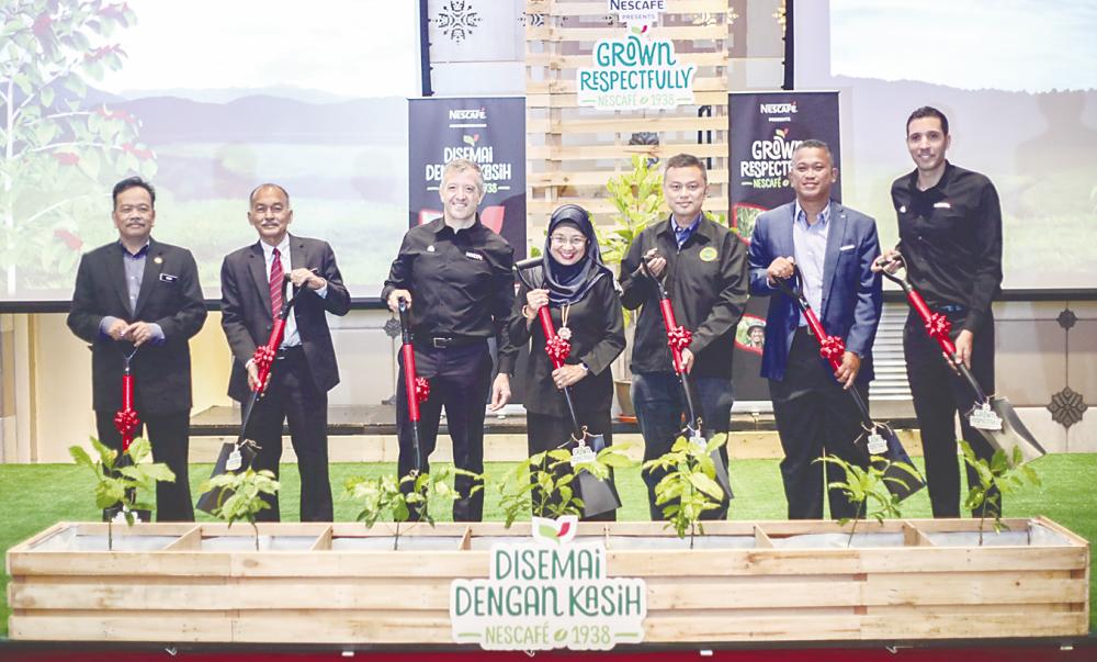 From left: KEDA deputy general manager Haji Sukri Jusoh, KSDA director Ramli Abdul Rahman, Aranols, FELDA education director Nurzila Abdul Ghani, MARDI Industrial Crop Research Centre deputy director Datuk Dr Hanim Ahmad, KAF president Hj Fakhurrazi Mohd Habib and Othman. SUNPIX by AMIRUL SYAFIQ MOHD DIN
